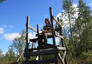 Förväntansfull jägare med sin jakthund